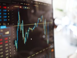 Broker Tradizionali e Exchange Centralizzati di Criptovalute: Analisi, Differenze e Strategie